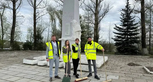 Владимирские дорожники привели в порядок территорию возле мемориала