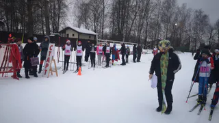 Новогодняя лыжная гонка собрала 100 участников на стадионе в Карабаново