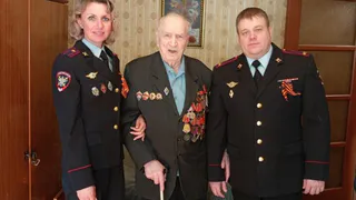Транспортные полицейские поздравили 97-летнего ветерана с наступающим Днём Победы