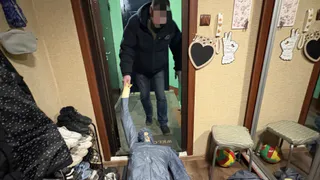 Камешковец сильно избил и вынес на лестницу бывшего коллегу сожительницы
