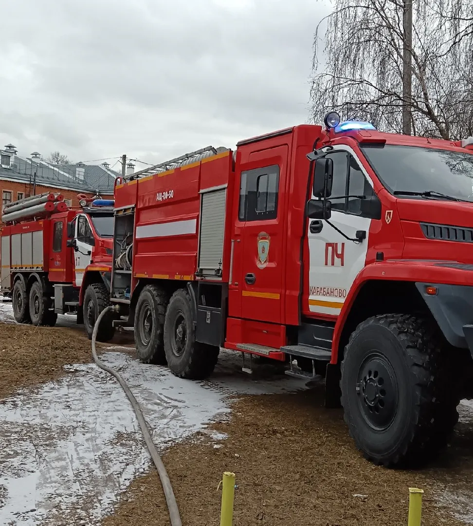 В Карабаново пожарные ликвидировали возгорание в подъезде многоквартирного дома