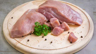 Вода и антибиотики вместо мяса: Роскачество выявило худшего производителя филе цыпленка – и не думайте брать