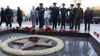 В День памяти и скорби сотрудники ГУ МЧС возложили цветы к Вечному огню