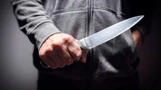 В Александрове мужчина ранил ножом двух человек около одного из магазинов