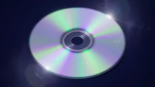 Дачный лайфхак: как старые CD-диски спасают урожай от птиц