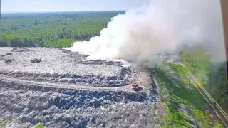 На мусорном полигоне под Петушками вспыхнул пожар, огонь охватил 1500 кв. м