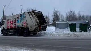 Во Владимире расчищают проезды к мусорным контейнерам после сильных снегопадов
