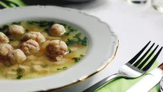 Куриный бульон станет прозрачнее слезы: добавляйте при варке мяса — ароматный и вкусный суп вам гарантирован