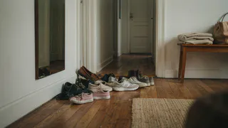 Обувные полки — прошлый век: умные хозяйки нашли хитрую замену — в прихожей места стало в 2 раза больше