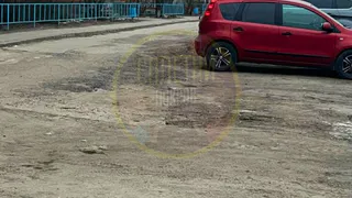В Покрове ямы на улице Пролетарской остаются без внимания у властей