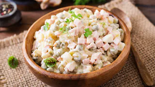 Гораздо вкуснее и интереснее — так «Оливье» вы ещё не готовили: вкус изменят 2 новых ингредиента