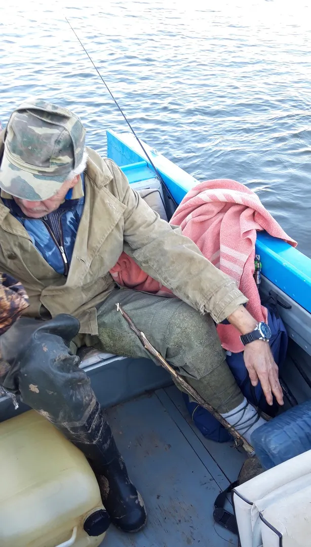 На Оке спасли рыбака со сломанной ногой
