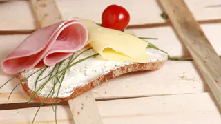 Настоящий деликатес, но дома: аппетитная ветчина из курицы на Новый год-2025 — гораздо лучше магазинного продукта