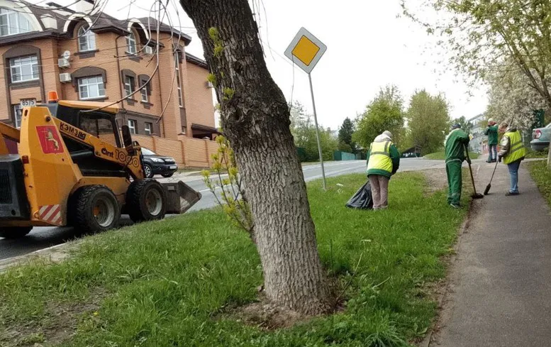Во Владимире продолжаются плановые работы по благоустройству территорий