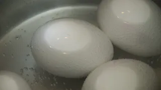Что можно добавить в воду при варке, чтобы скорлупа легко снималась