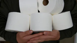 Несу туалетную бумагу к входной двери и по ногам не дует: полы теперь тёплые, как в бане
