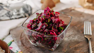 Салат «Королевский» со свеклой: невероятно вкусный, что домашние пищат от удовольствия —«Шуба» теперь никому не нужна