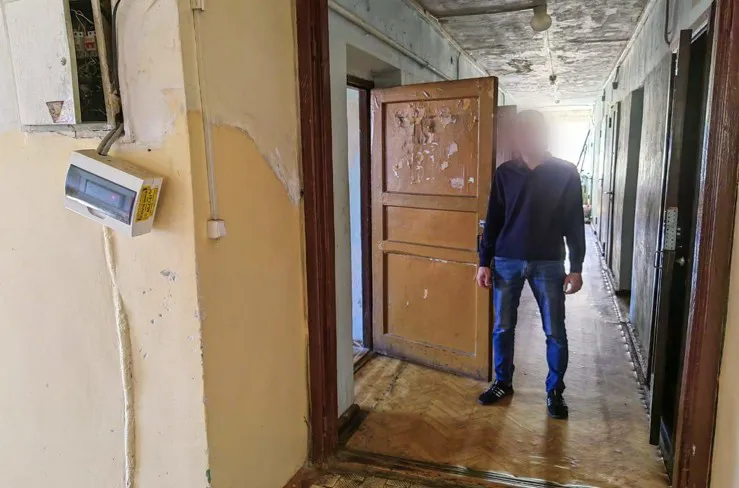 Жительницу Владимира будут судить за удар ножом в спину знакомому в общежитии
