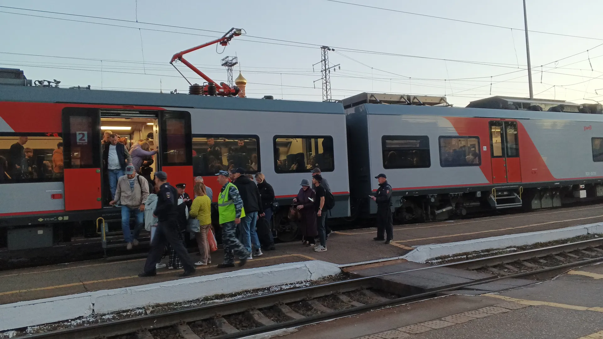 Я ехала одна в поезде. Ночью услышала детский плач в запертом купе - и узнала, на что способны «родители года»