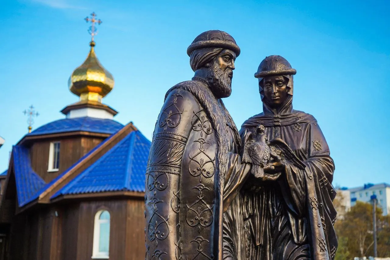 Скульптура Петра и Февронии Муромских появилась на набережной одного из городов Сахалина