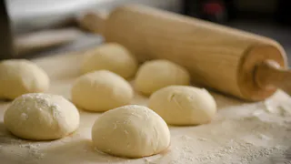 Нереально вкусное тесто: готовится за 20 минут — прекрасно подойдет для любой выпечки