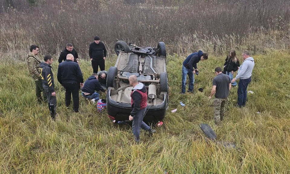 В Суздальском районе автомобиль «Лада Гранта» перевернулся на крышу, внутри находилась семья