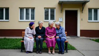 За сплетни у подъезда - штраф и арест: бабушки в шоке от нововведений