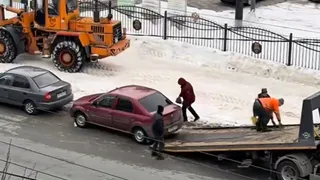 Во Владимире на улице Горького эвакуируют автомобили мешающие уборке снега