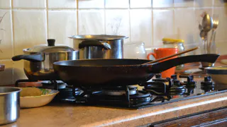Отправляю сковороду в полиэтиленовый пакет: нагар отлетает моментально, больше ничего не липнет