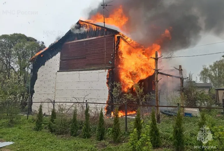 Крупный пожар охватил частный дом в деревне Бунаково Александровского района