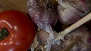 Сыплю по грядкам после чеснока и лука - по поллитра на 1 кв. м:  земля будет мягче пуха и плодороднее чернозема