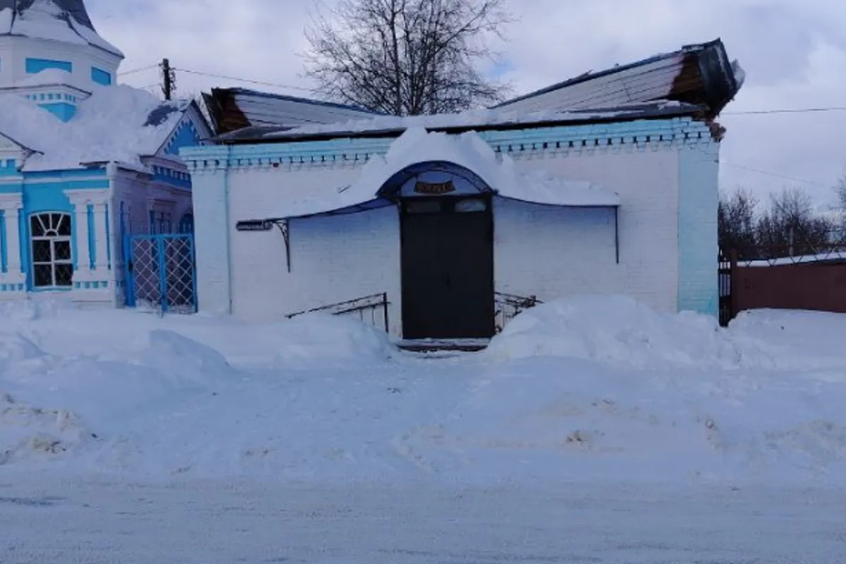 В Вязниках на Соборной площади обрушилась часть крыши рынка