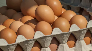 Яйца себе домой хитрые продавцы отбирают именно так: запоминайте 2 лайфхака