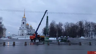 На Соборной площади Владимира началась установка новогодней ели