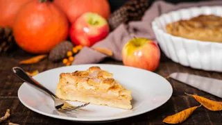Шеф-повар поделился рецептом вкуснейшей шарлотки - просто тает во рту: домашние сметут со стола за секунду