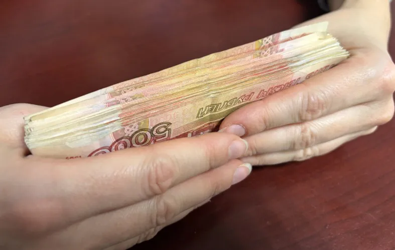 Жительница Владимира похитила деньги из сломанного банкомата