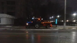 Владимирские коммунальщики убрали мусор и обработали дороги от гололёда на нескольких улицах