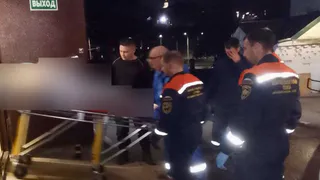 Владимирские спасатели помогли медикам спустить женщину весом 150 килограммов с третьего этажа