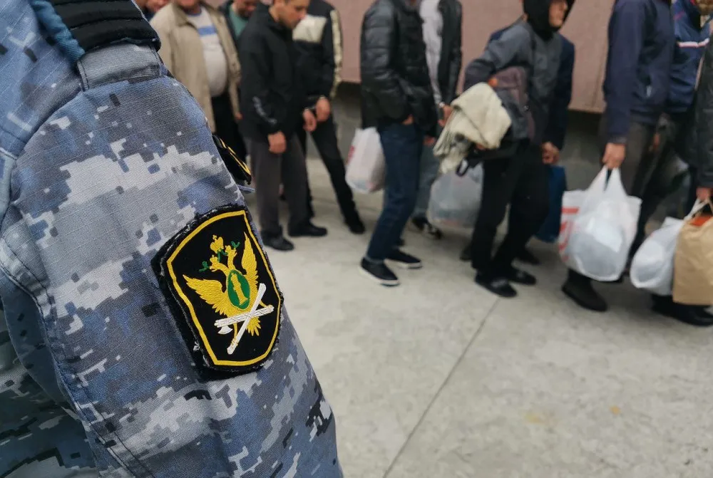 Судебные приставы Владимирской области отправили на родину 9 нелегальных мигрантов