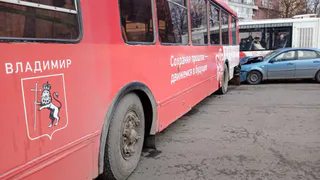 Во Владимире троллейбус №2 столкнулся с легковым автомобилем