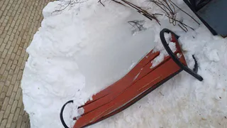 Во Владимире огромная глыба льда проломила скамейку