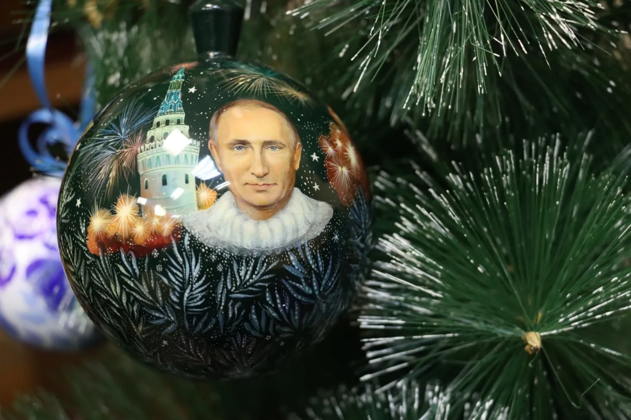 Во Владимире на новогоднюю ёлку повесили шар-игрушку с Владимиром Путиным