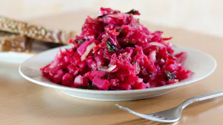 Изумительно вкусная закуска: готовим свекольный салат с жареным лучком, который понравится всем домочадцам