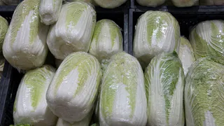 Сметете с полок всю пекинку в магазинах: вкусный и сытный салат на скорую руку — 10 минут, и он готов