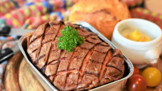 Нужны фарш и панировочные сухари: через 40 минут готов мясной хлеб — сытный ужин на большую семью