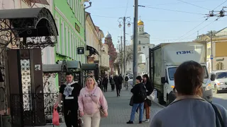 Всего 2 платья сделают из вас икону стиля в 2025: дизайнеры перечислили главные тренды для стильного гардероба