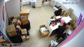 В Гусь-Хрустальном 19-летняя девушка и подросток украли телефон из пункта выдачи