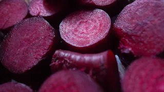 Варю свеклу 15 минут по методу шеф-повара: получается вкусной, сладкой и без лишней влаги — секрет в корочке хлеба