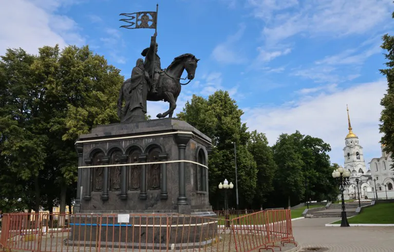 В областном центре началась реставрация памятника Князю Владимиру