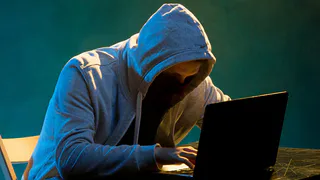 Телефон полностью уходит в руки злоумышленников: жителей области предупреждают о новом виде мошенничества